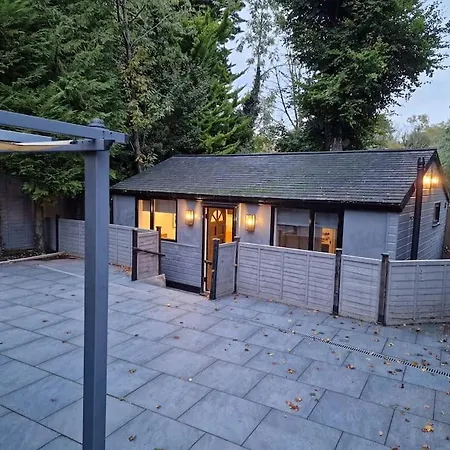 Beechlawn'S Cabin East Horsley Exterior photo