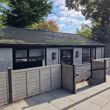 Beechlawn'S Cabin East Horsley Exterior photo